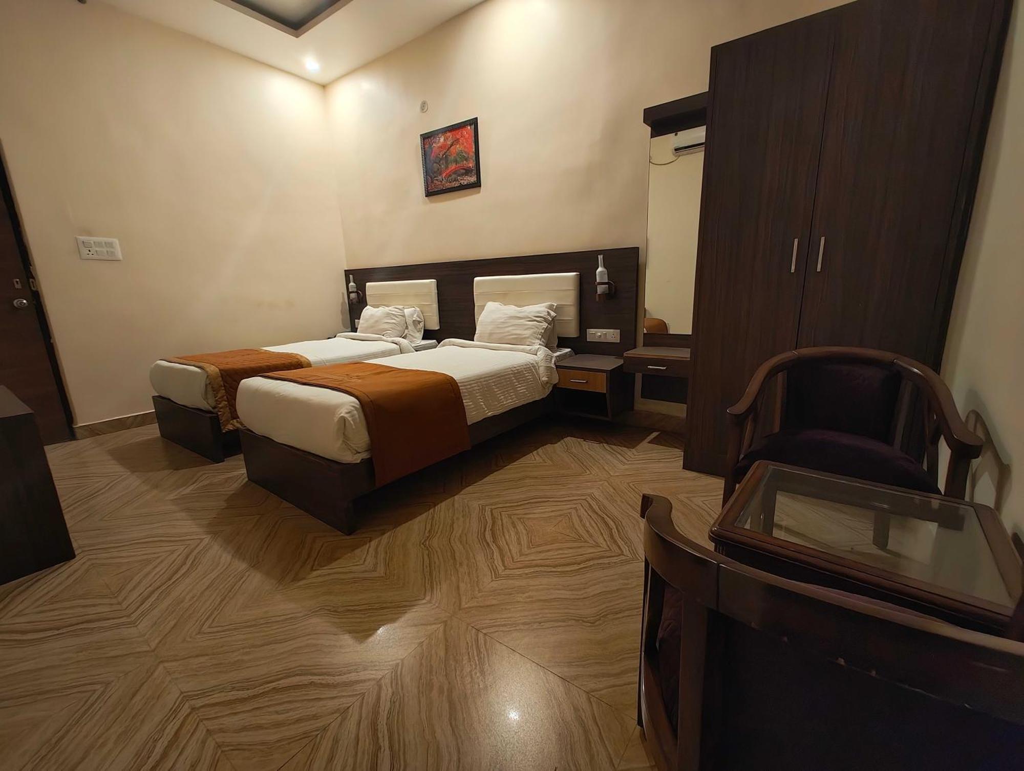 Super Townhouse Kankarbagh Formerly Kunwar Alcajars Patna  Buitenkant foto
